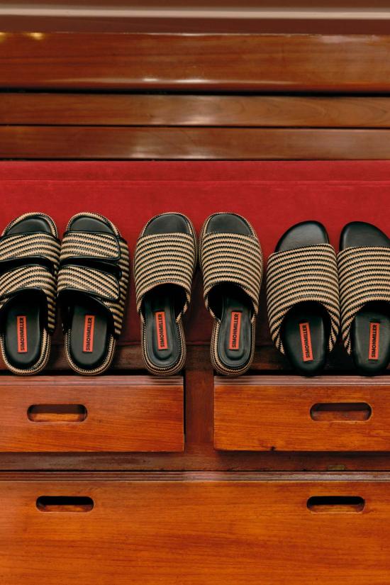  사이먼밀러 뮬/슬리퍼 사이먼 밀러 스트라이프 라피아 크로 샌들 블랙/화이트 마이크로 스트라이프 - SIMONMILLER