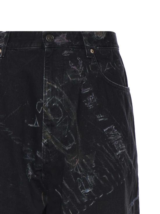  발렌시아가 데님 팬츠 미니멀 배기 팬츠, 워싱 처리된 코튼  소재에 블랙 크레용 패턴이 전체적으로 프린트됨 - BALENCIAGA