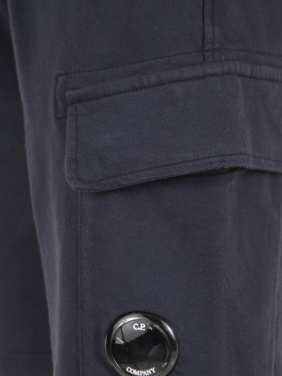 26SS 씨피 컴퍼니 라이트 플리스 카고 렌즈 스웨트쇼츠 RCCMSB704A002246G 888 TOTAL ECLIPSE - C.P. COMPANY