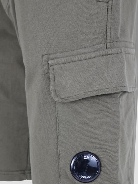 26SS 씨피 컴퍼니 라이트 플리스 카고 렌즈 스웨트쇼츠 RCCMSB704A002246G 683 IVY GREEN - C.P. COMPANY