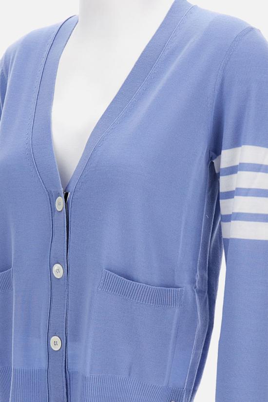  톰브라운 가디건 톰 브라운 브이넥 라이트 메리노 울  클리어 블루 - THOM BROWNE