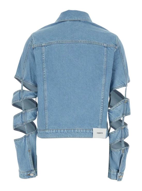  코페르니 데님 자켓 클래식 칼라와 나선형 컷아웃 소매가 특징인  라이트 블루 데님 재킷 - COPERNI