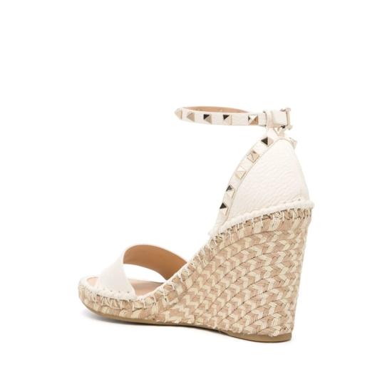  발렌티노 가라바니 샌들 락스터드 웨지 슈즈 뉴트럴 컬러 - VALENTINO GARAVANI