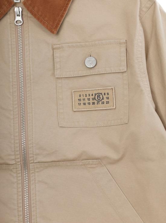  [키즈] MM6 메종마르지엘라 자켓 키즈 MM6 메종 마르지엘라 클래식 칼라 로고 패치 재킷 베이지 - MM6 MAISON MARGIELA