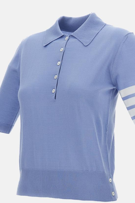  톰브라운 반팔 티셔츠 톰 브라운 릴렉스핏 폴로 셔츠 (파인 메리노 울 소재, 라이트 블루 색상, 4바 프린트) - THOM BROWNE