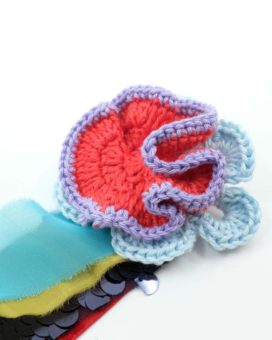  에드워드 커밍 넥타이 레드 블루 골드 크로셰 팔레라 수공예 브로치 - EDWARD CUMING