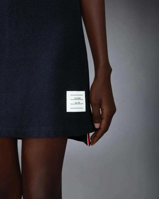  톰브라운 숏 원피스 톰 브라운 텍스처드 피케 4바 폴로 드레스 네이비 - THOM BROWNE