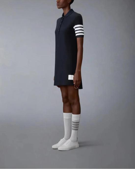  톰브라운 숏 원피스 톰 브라운 텍스처드 피케 4바 폴로 드레스 네이비 - THOM BROWNE