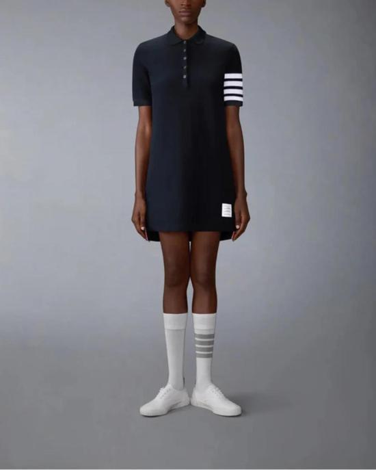  톰브라운 숏 원피스 톰 브라운 텍스처드 피케 4바 폴로 드레스 네이비 - THOM BROWNE