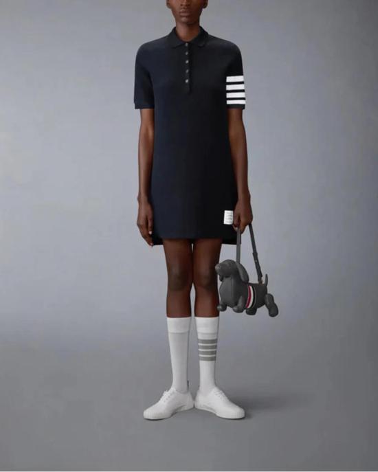 톰브라운 숏 원피스 톰 브라운 텍스처드 피케 4바 폴로 드레스 네이비 - THOM BROWNE
