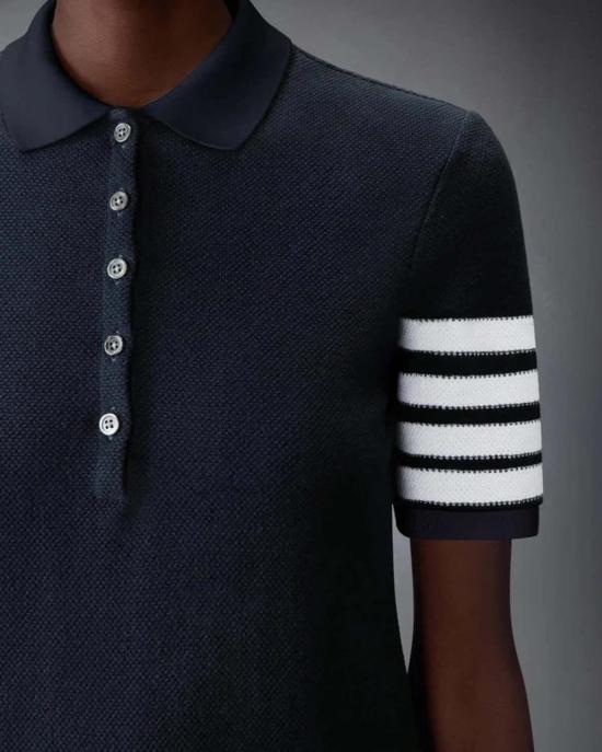  톰브라운 숏 원피스 톰 브라운 텍스처드 피케 4바 폴로 드레스 네이비 - THOM BROWNE