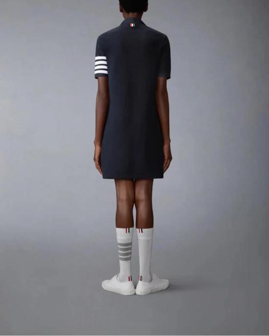  톰브라운 숏 원피스 톰 브라운 텍스처드 피케 4바 폴로 드레스 네이비 - THOM BROWNE