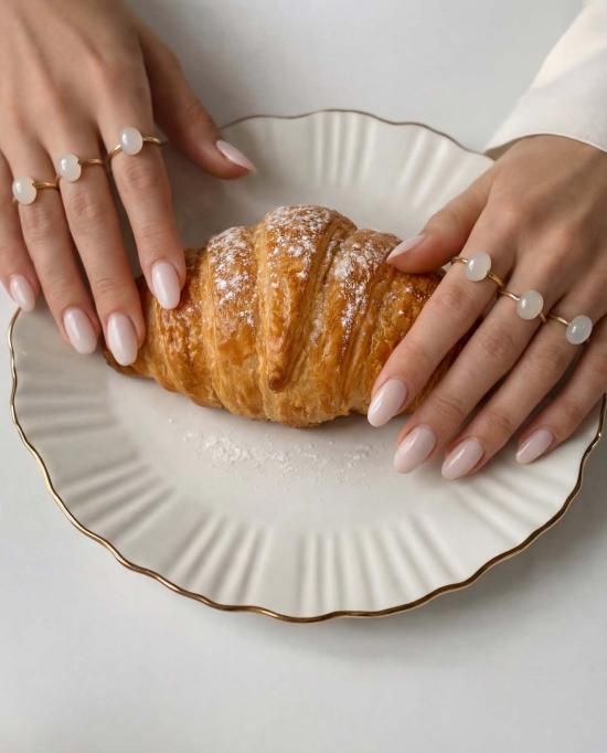  세레 반지 할로 화이트 캘세도니 카보숑 링 - SEREE