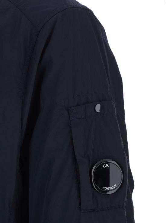  씨피 컴퍼니 자켓 C.P. 회사 재킷 (클래식 칼라 및 로고 플레이트 포함, 기능성 원단 소재, 블루 색상) - C.P. COMPANY