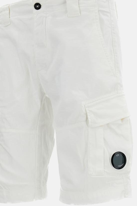  씨피 컴퍼니 숏팬츠 C.P. 컴퍼니 스트레치 새틴 카고 렌즈 반바지 화이트 - C.P. COMPANY