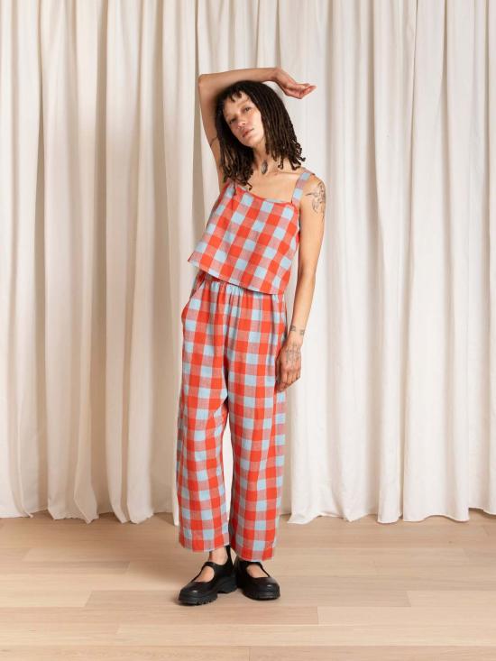  알리 골든 민소매 티셔츠 버튼 백 탱크탑 - ALI GOLDEN