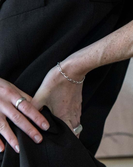  클래식 디자인스 바디 주얼리 커브 브레이슬릿 - CKLASIC DESIGNS