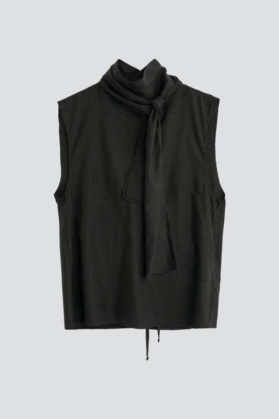  아워레가시 블라우스 우리의 유산은 여전히 검은색이며, 고요하고, 덕스러운 정상입니다. - OUR LEGACY