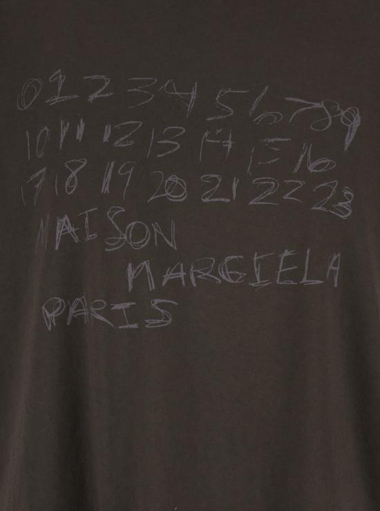  마르지엘라 반팔 티셔츠 메종  맥시 로고 프린트 크루넥 티셔츠 브라운 - MAISON MARGIELA