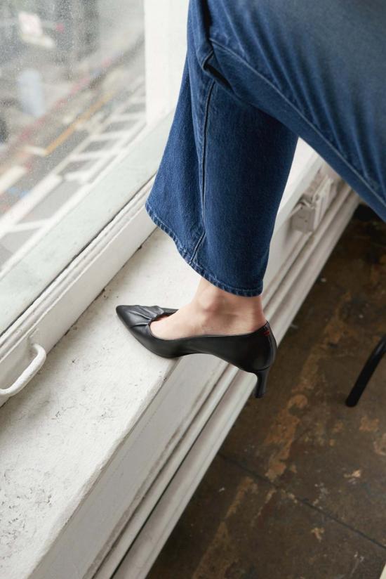  할마네라 힐/펌프스 포인티드 개더드 펌프스 블랙 - HALMANERA