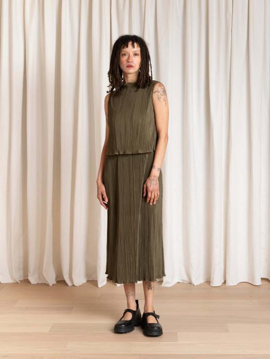  알리 골든 민소매 티셔츠 하이넥 플리츠 탱크탑 - ALI GOLDEN