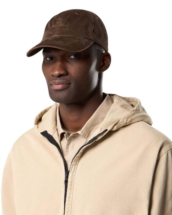  스톤 아일랜드 모자 코튼 마이크로 코듀로이 컴퍼스 자수 베이스볼 캡 (엄버) - STONE ISLAND