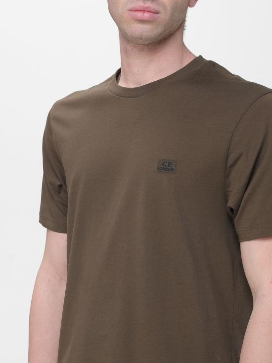 26SS 씨피 컴퍼니 30/1 저지 숏슬리브 로고 패치 티셔츠 RCCMTS726A005100W 683 Mud - C.P. COMPANY
