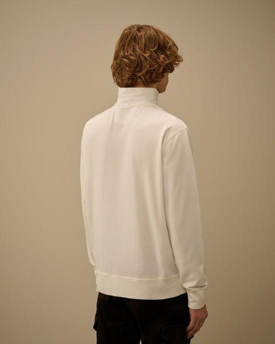 26SS 씨피 컴퍼니 라이트 플리스 하프 집 렌즈 스웨트셔츠 20CMSS022A002246G 103 GAUZEWHITE - C.P. COMPANY