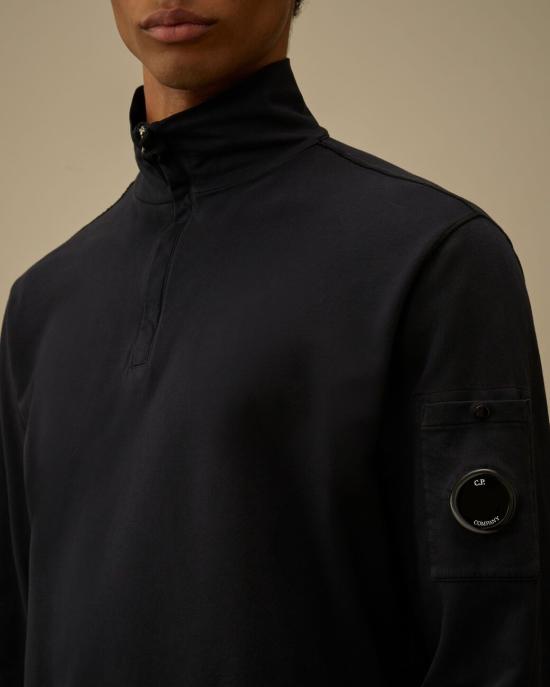 26SS 씨피 컴퍼니 라이트 플리스 하프 집 렌즈 스웨트셔츠 20CMSS022A002246G 888 TTLECLIPSE - C.P. COMPANY