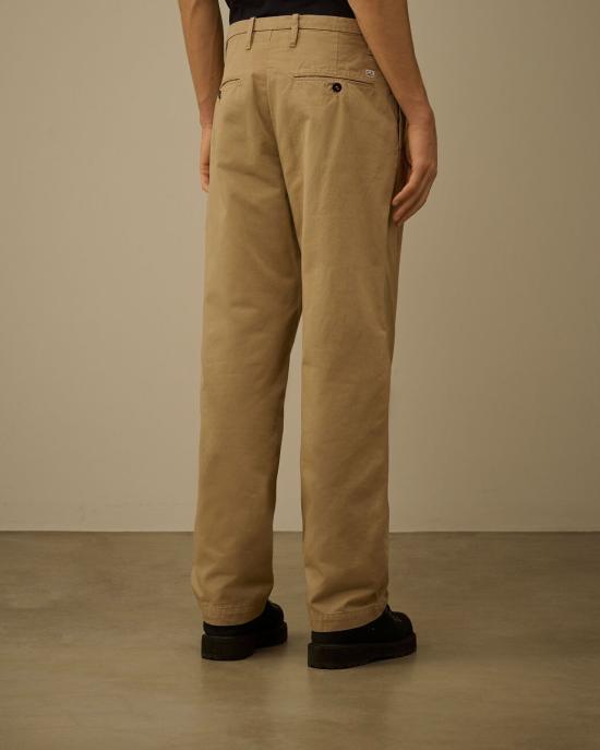 26SS 씨피 컴퍼니 코튼 개버딘 루즈 팬츠 20CMPA136A110458G 328 ANPHORA - C.P. COMPANY