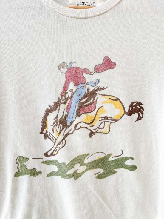  더 그레이트 반팔 티셔츠 . 라이더 그래픽이 있는 작은 티셔츠 워시드 화이트 - THE GREAT