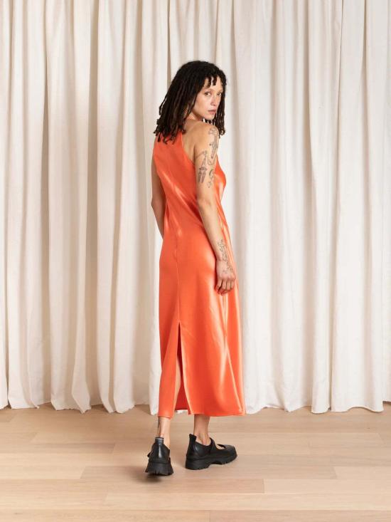  알리 골든 롱 원피스 네온 오렌지 하이넥 바이어스 드레스 - ALI GOLDEN