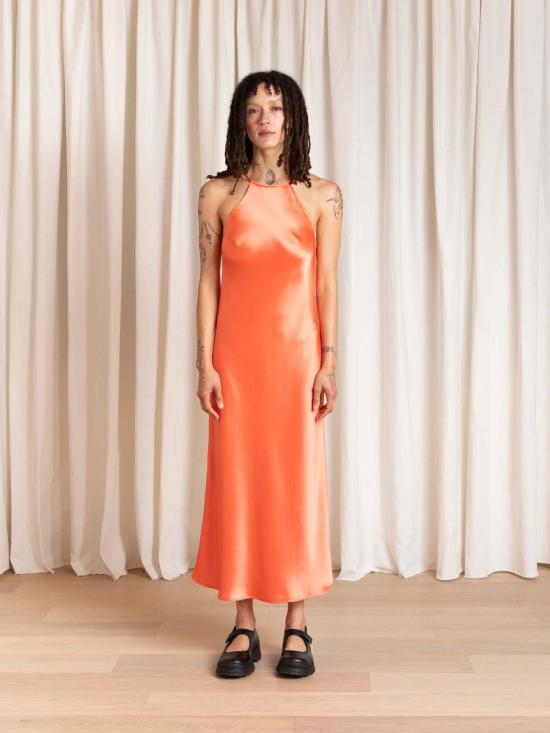  알리 골든 롱 원피스 네온 오렌지 하이넥 바이어스 드레스 - ALI GOLDEN