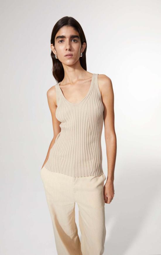  로데브예 민소매 티셔츠 로데비에르 V넥 골지 탱크탑 - RODEBJER