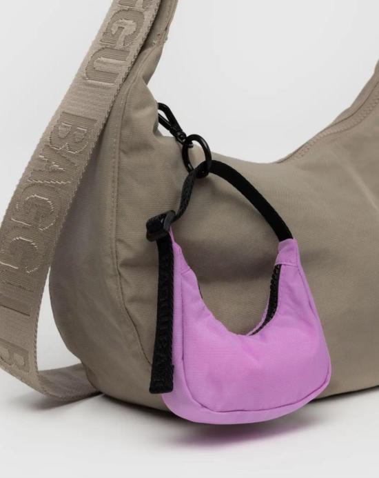  바쿠 키링 바구 크레센트 백 참 모란 - BAGGU