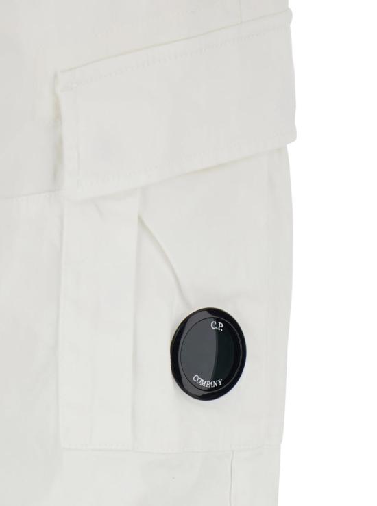  씨피 컴퍼니 치노 팬츠 C.P. 회사 로고 플레이트가 있는 카고 팬츠 (화이트) - C.P. COMPANY