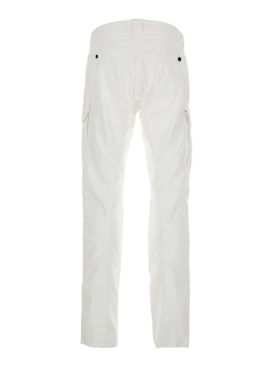  씨피 컴퍼니 치노 팬츠 C.P. 회사 로고 플레이트가 있는 카고 팬츠 (화이트) - C.P. COMPANY