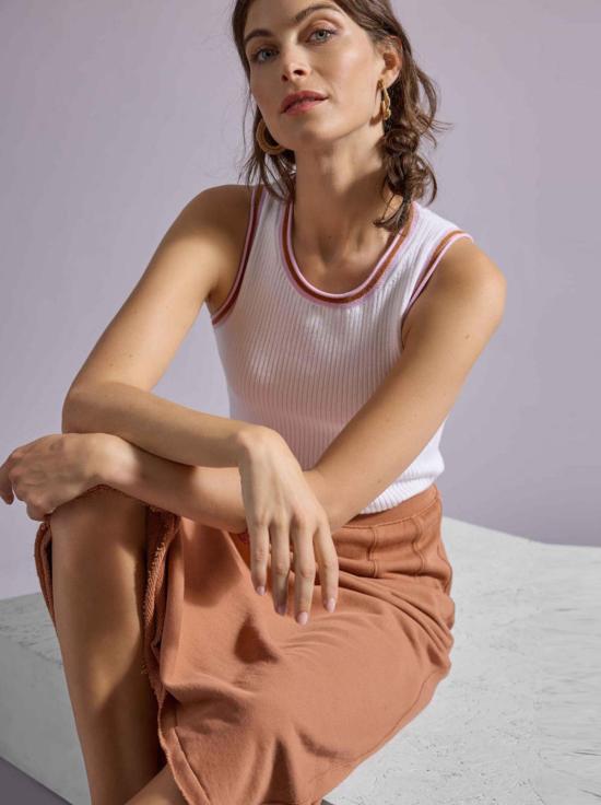  릴라 피 민소매 티셔츠 릴라 P. 콘트라스트 트림 니트 탱크탑