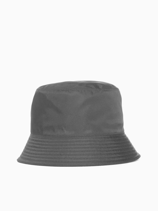  프라다 모자 로고 플레이트 나일론 버킷햇 블랙 - PRADA