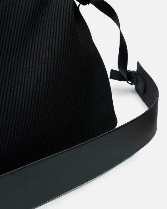  이세이 미야케 캐리어 옴므 플리츠 트래블 백 블랙 - ISSEY MIYAKE