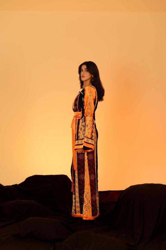  Deerah 롱 원피스 디라 블랙 앤 오렌지 팔레스타인 전통 토브 드레스 (검정색과 오렌지색) - DEERAH