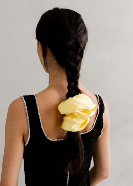  A Bronze Age 헤어 액세서리 청동기 시대 스타일의 커다란 실크 스크런치 버터