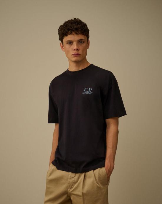 26SS 씨피 컴퍼니 30/1 저지 숏슬리브 로고 티셔츠 20CMTS086A005100W 888 TOTAL ECLIPSE - C.P. COMPANY