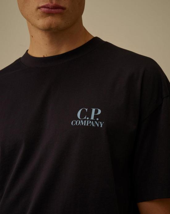 26SS 씨피 컴퍼니 30/1 저지 숏슬리브 로고 티셔츠 20CMTS086A005100W 888 TOTAL ECLIPSE - C.P. COMPANY