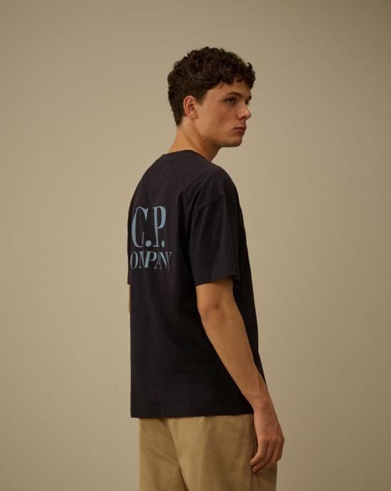 26SS 씨피 컴퍼니 30/1 저지 숏슬리브 로고 티셔츠 20CMTS086A005100W 888 TOTAL ECLIPSE - C.P. COMPANY