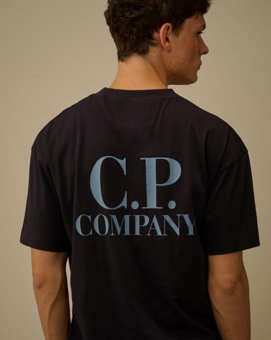 26SS 씨피 컴퍼니 30/1 저지 숏슬리브 로고 티셔츠 20CMTS086A005100W 888 TOTAL ECLIPSE - C.P. COMPANY