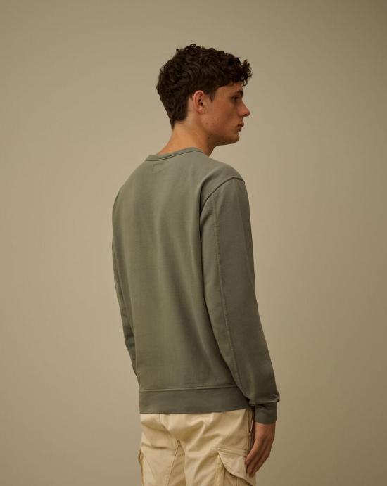 26SS 씨피 컴퍼니 라이트 플리스 크루넥 스웨트셔츠 20CMSS711A002246G 921 GUNMETAL Green - C.P. COMPANY