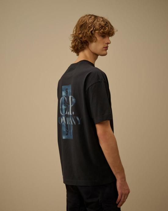 26SS 씨피 컴퍼니 반팔 티셔츠 20CMTS143A110579W 888 TOTAL ECLIPSE Blue - C.P. COMPANY