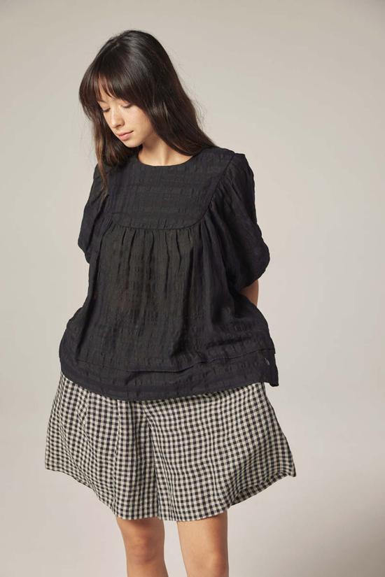  아멘테 블라우스 퍼프 슬리브 요크 탑 블랙 - AMENTE