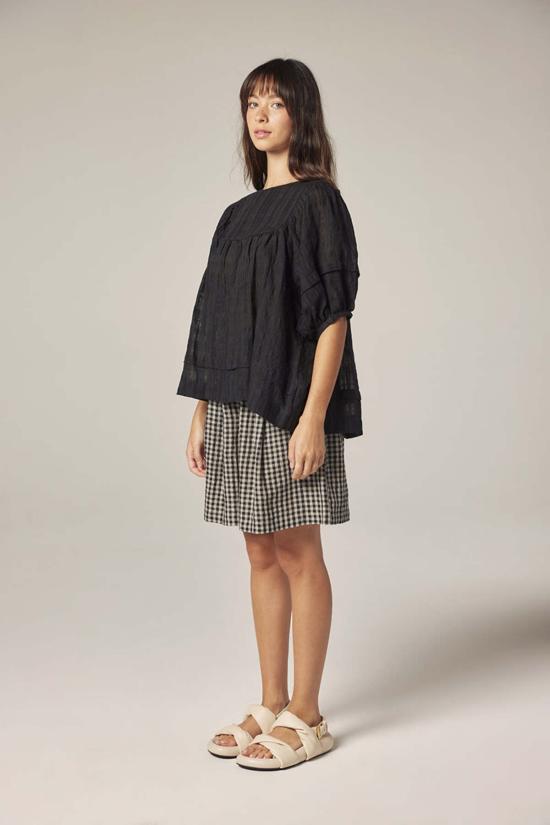  아멘테 블라우스 퍼프 슬리브 요크 탑 블랙 - AMENTE